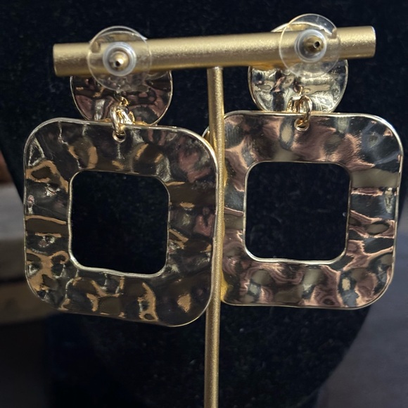 Square gold tone statement earrings brand new 2 inch drop Excellent quality - Picture 3 of 3